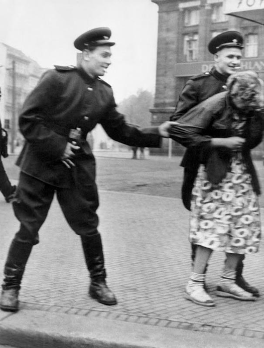 Quando i soldati russi stupravano le donne tedesche
